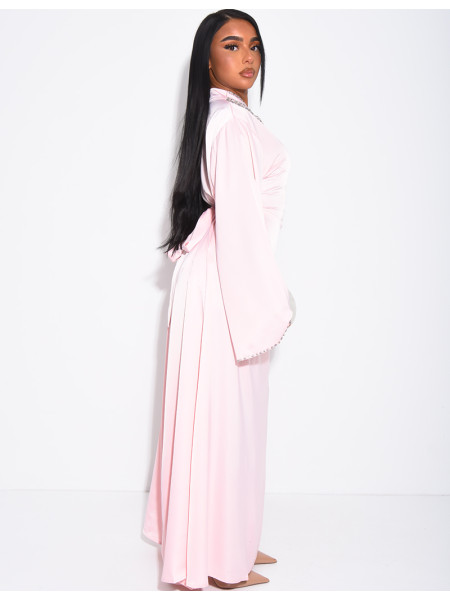 Hochwertige Satin-Abaya mit handgestickten Kristallen und Taillengürtel