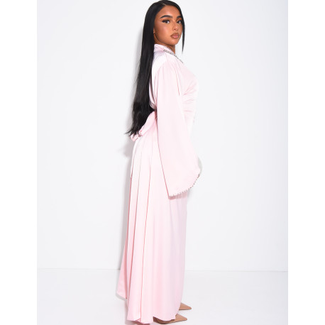 Hochwertige Satin-Abaya mit handgestickten Kristallen und Taillengürtel