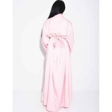 Hochwertige Satin-Abaya mit handgestickten Kristallen und Taillengürtel