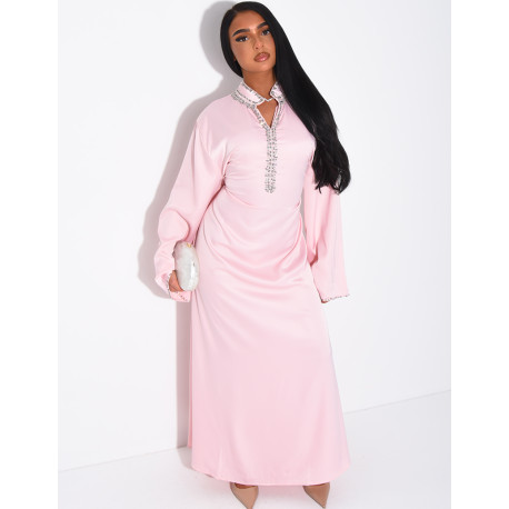 Hochwertige Satin-Abaya mit handgestickten Kristallen und Taillengürtel