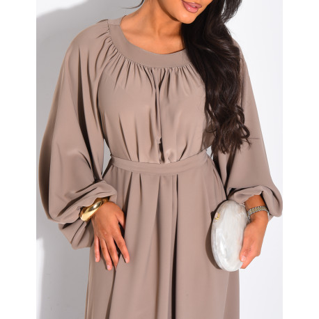 Robe longue avec ceinture assortie