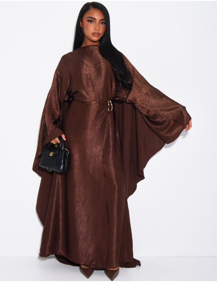 Robe en satin brillant à cape et broche à la taille