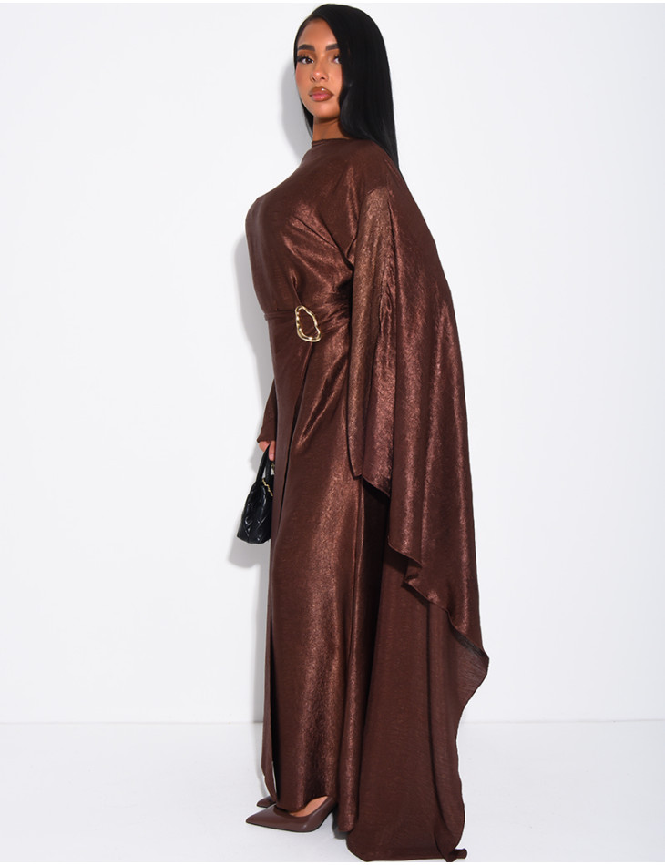 Robe en satin brillant à cape et broche à la taille