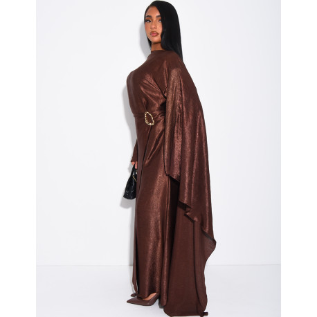 Robe en satin brillant à cape et broche à la taille