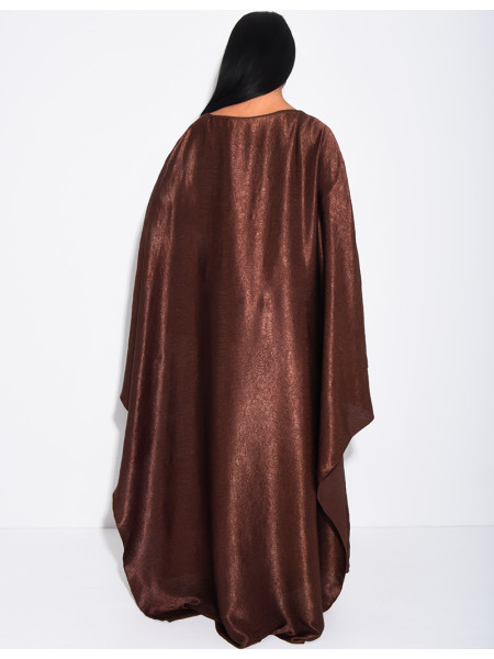 Robe en satin brillant à cape et broche à la taille