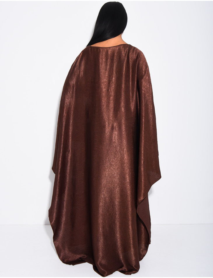 Robe en satin brillant à cape et broche à la taille
