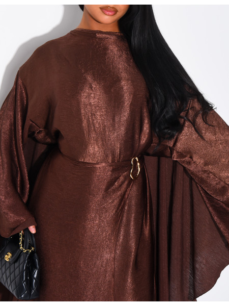 Robe en satin brillant à cape et broche à la taille