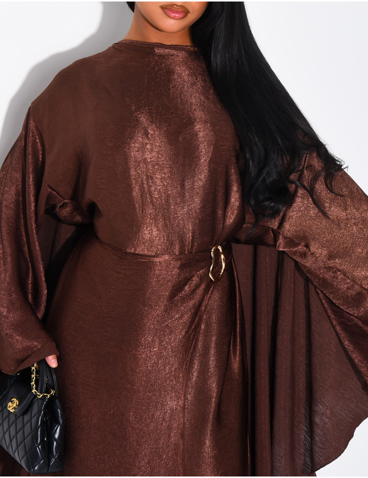 Robe en satin brillant à cape et broche à la taille