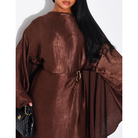 Robe en satin brillant à cape et broche à la taille