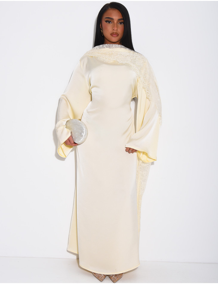 Robe longue en satin à empiècement en dentelle fine