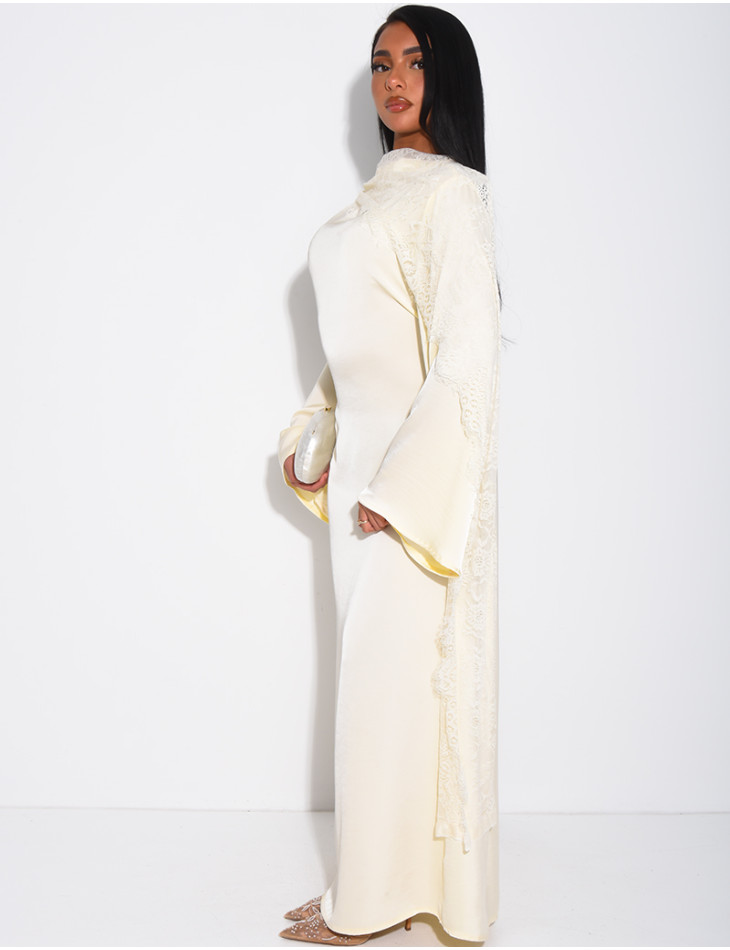 Robe longue en satin à empiècement en dentelle fine
