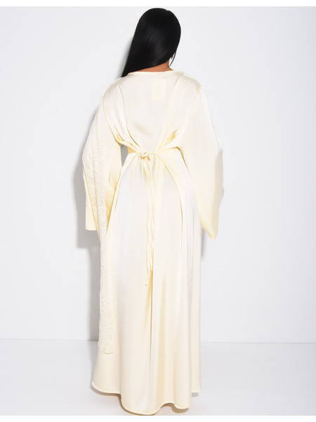 Robe longue en satin à empiècement en dentelle fine