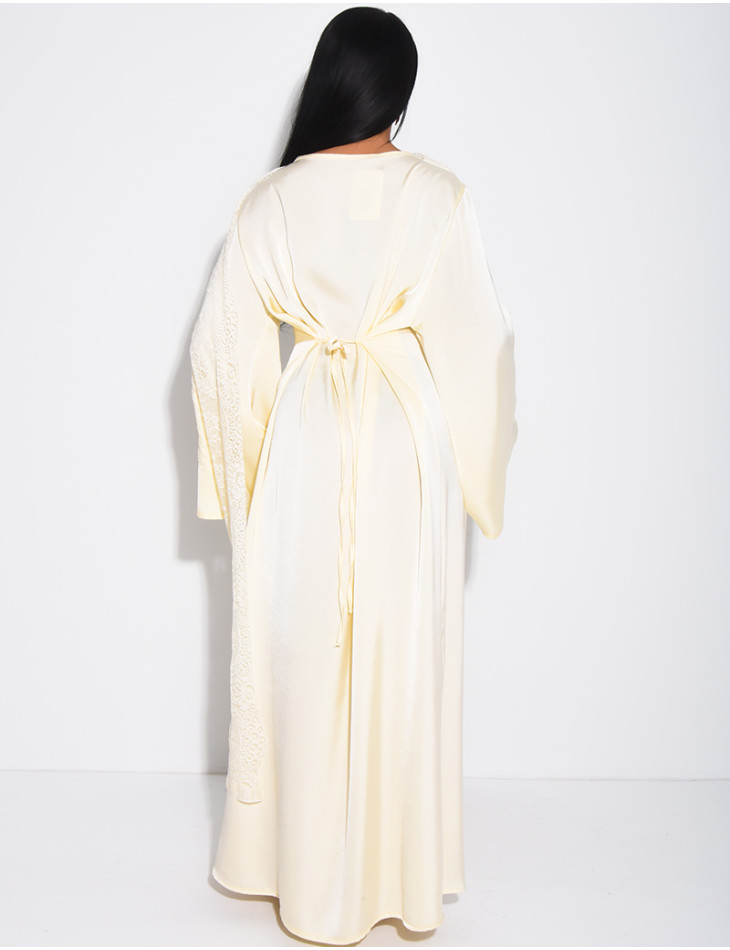 Robe longue en satin à empiècement en dentelle fine