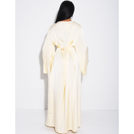 Robe longue en satin à empiècement en dentelle fine