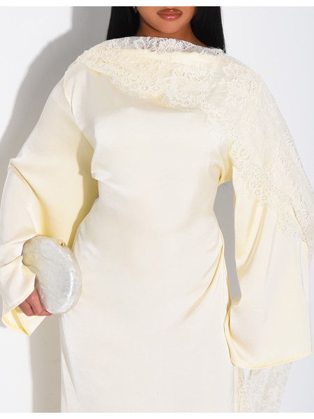Robe longue en satin à empiècement en dentelle fine