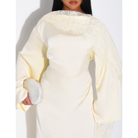 Robe longue en satin à empiècement en dentelle fine