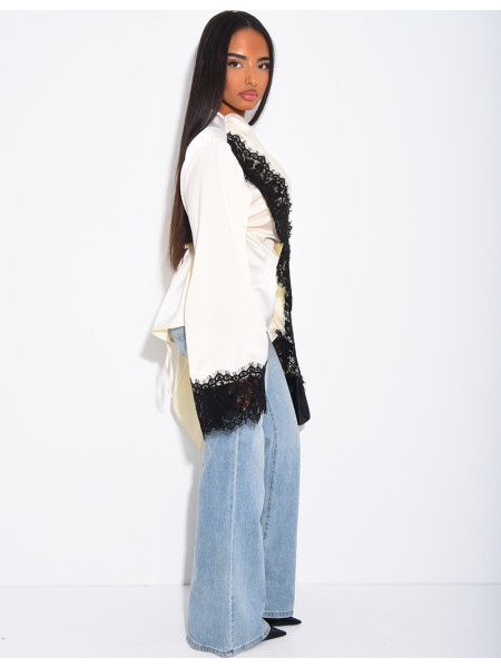 Top en satin avec cape en dentelle sur les bordures