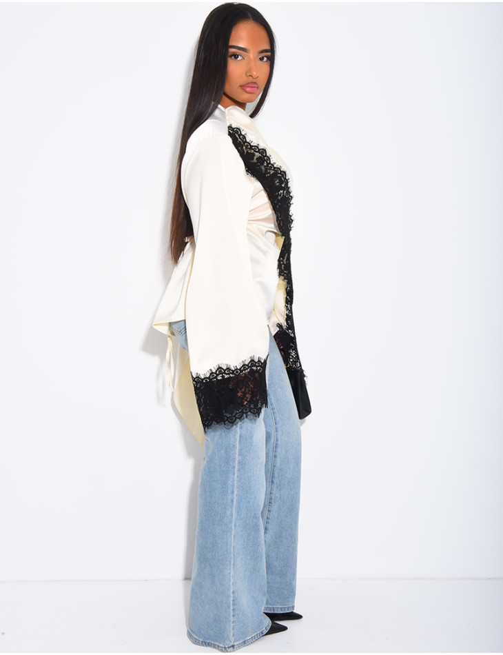 Top en satin avec cape en dentelle sur les bordures