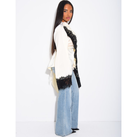 Top en satin avec cape en dentelle sur les bordures