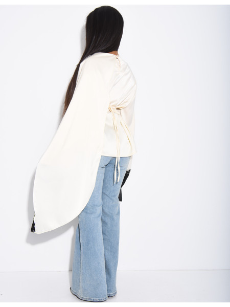 Top en satin avec cape en dentelle sur les bordures