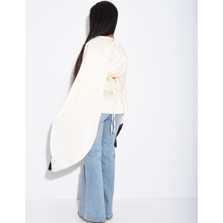 Top en satin avec cape en dentelle sur les bordures