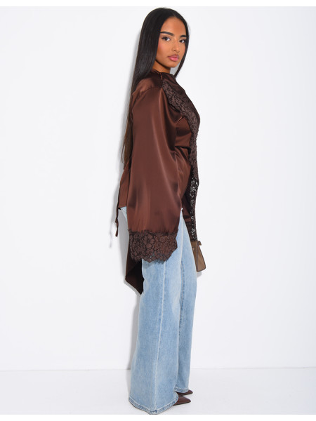 Top en satin avec cape en dentelle sur les bordures