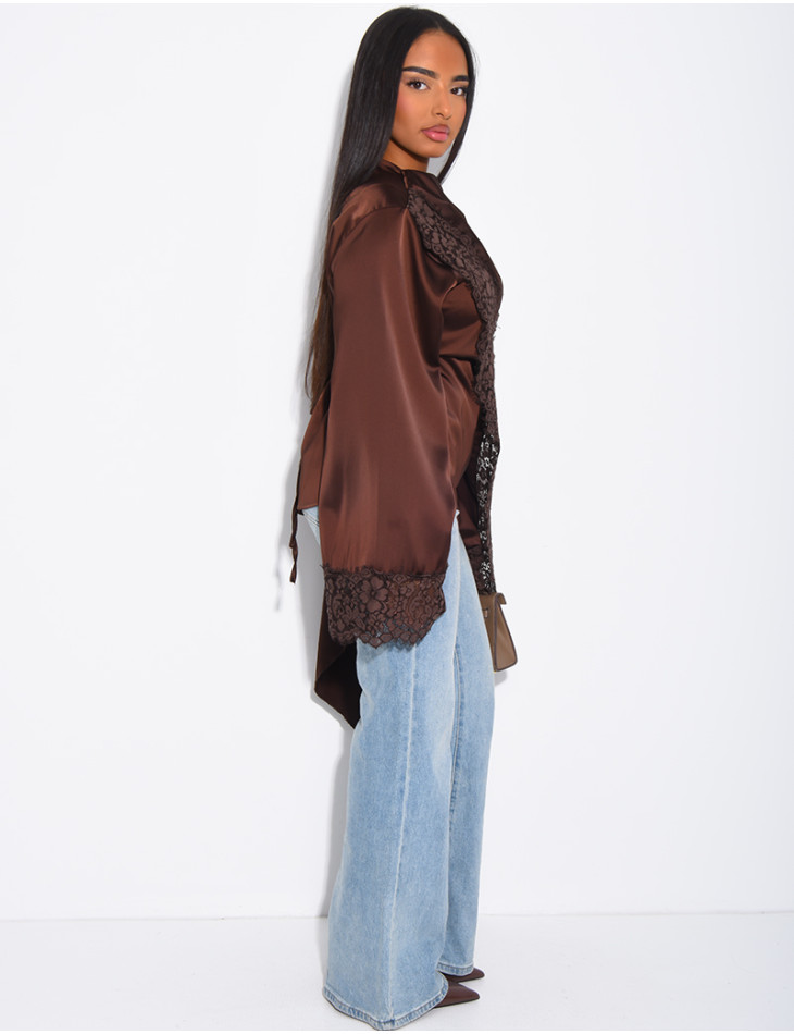 Top en satin avec cape en dentelle sur les bordures