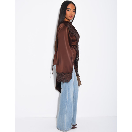Top en satin avec cape en dentelle sur les bordures