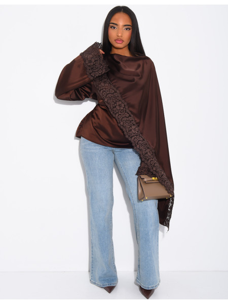 Top en satin avec cape en dentelle sur les bordures