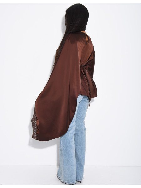 Top en satin avec cape en dentelle sur les bordures