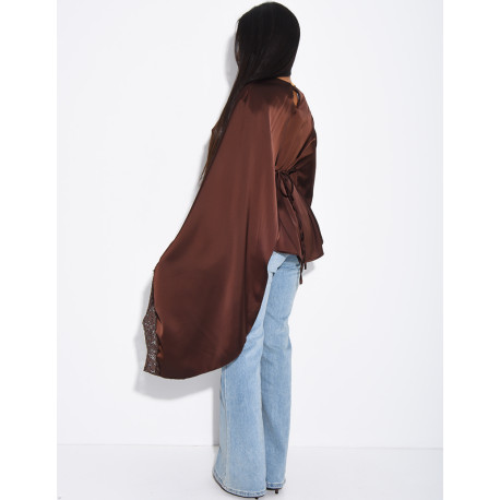 Top en satin avec cape en dentelle sur les bordures