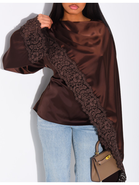 Top en satin avec cape en dentelle sur les bordures