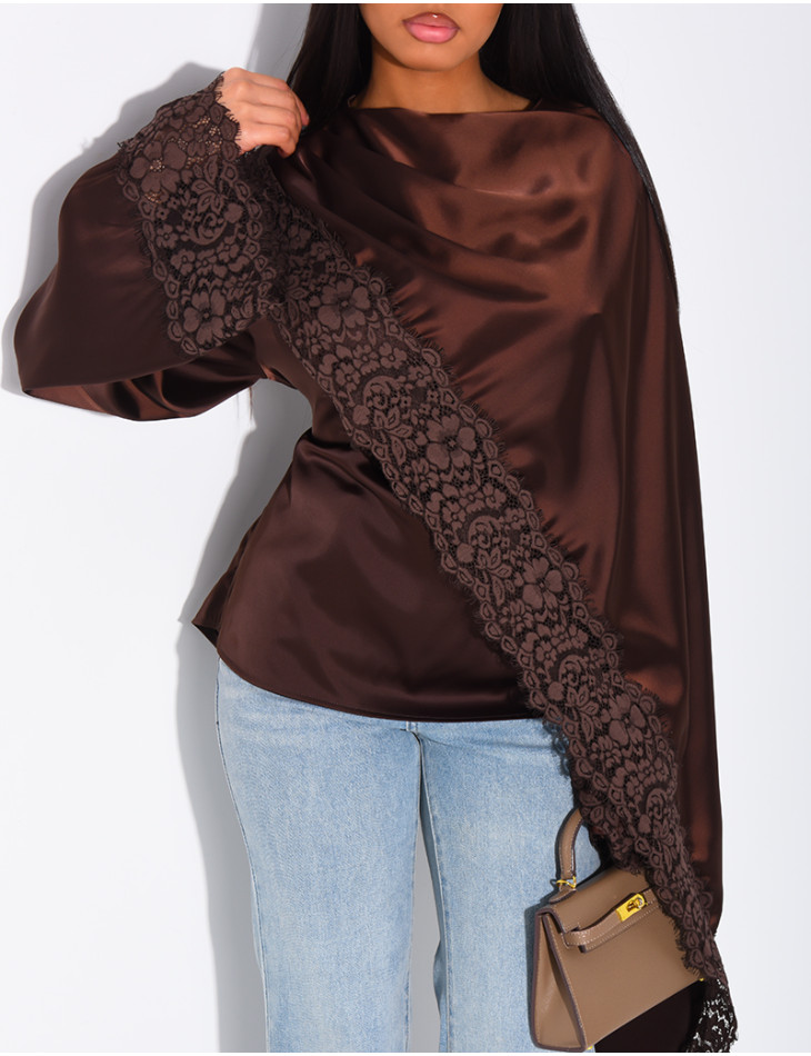 Top en satin avec cape en dentelle sur les bordures