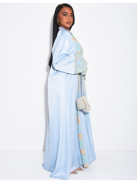 Abaya en satin à empiècements brodés et pompons