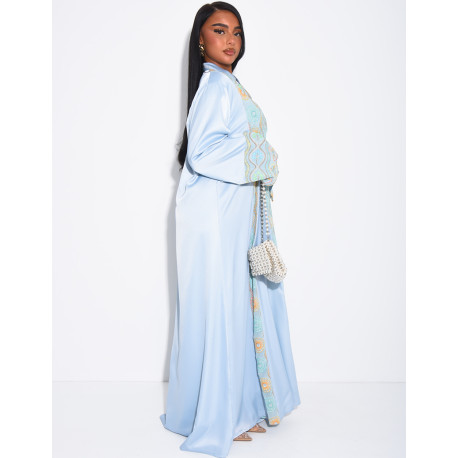 Abaya en satin à empiècements brodés et pompons