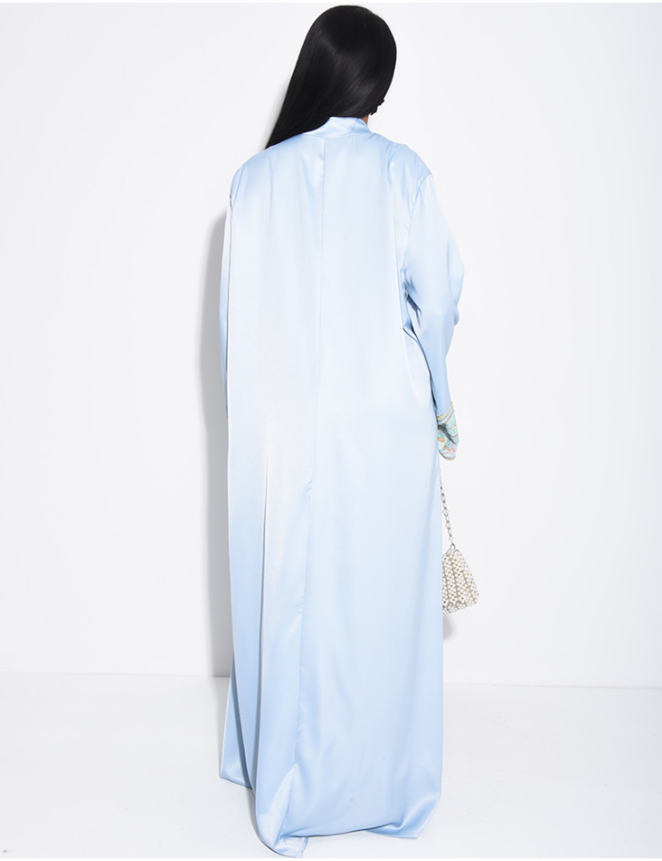 Abaya en satin à empiècements brodés et pompons