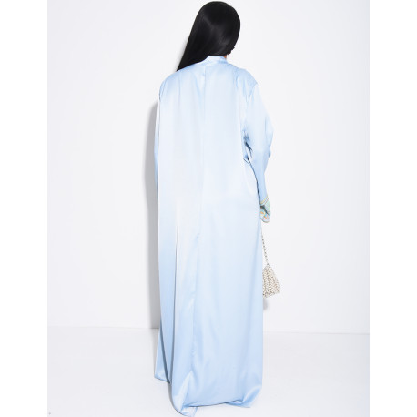 Abaya en satin à empiècements brodés et pompons