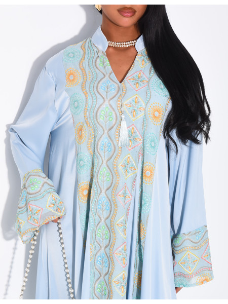 Abaya en satin à empiècements brodés et pompons