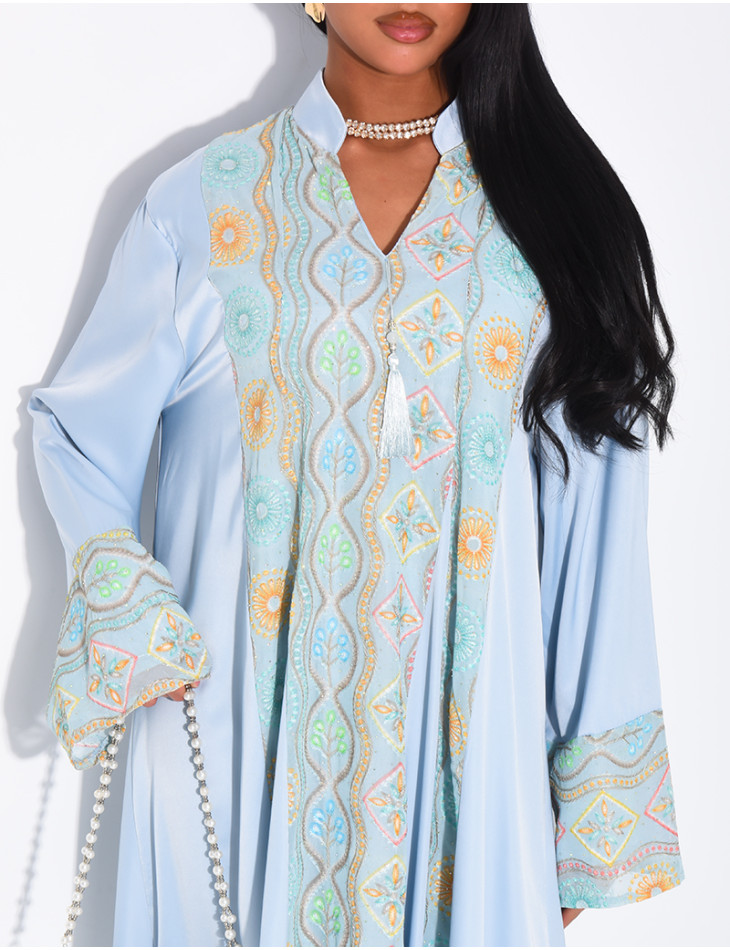 Abaya en satin à empiècements brodés et pompons
