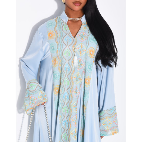 Abaya en satin à empiècements brodés et pompons