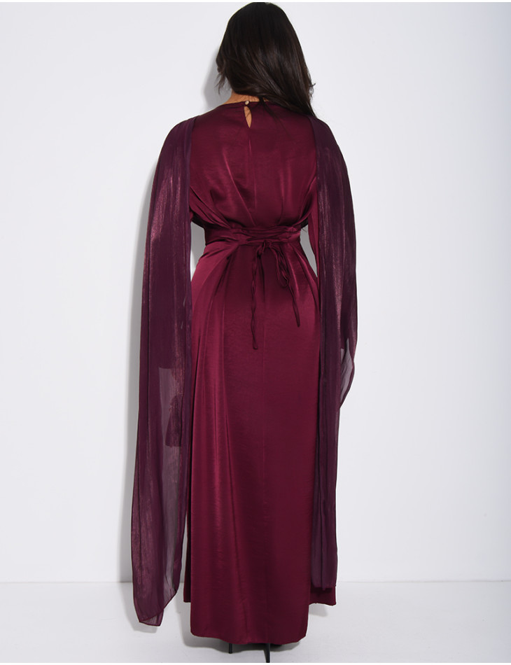Robe longue en satin à drapé en voile brillant au col
