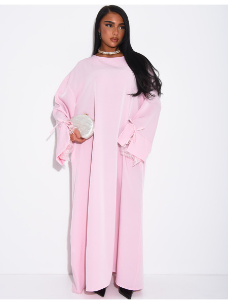 Abaya en satin épais ornée de dentelle et noeuds aux poignets