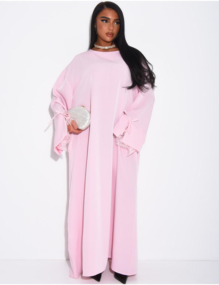 Abaya en satin épais ornée de dentelle et noeuds aux poignets
