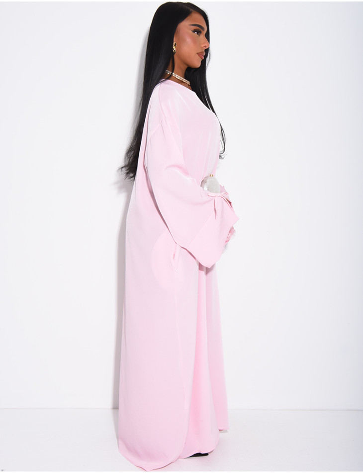 Abaya en satin épais ornée de dentelle et noeuds aux poignets