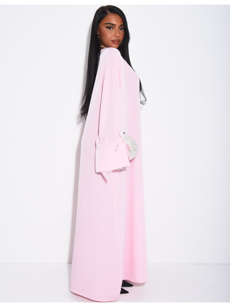 Abaya en satin épais ornée de dentelle et noeuds aux poignets