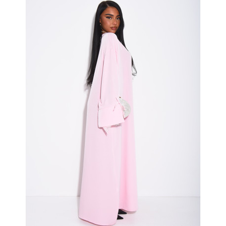 Abaya en satin épais ornée de dentelle et noeuds aux poignets