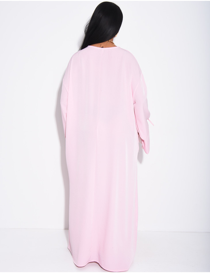 Abaya en satin épais ornée de dentelle et noeuds aux poignets