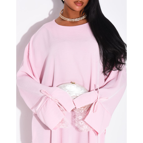 Abaya en satin épais ornée de dentelle et noeuds aux poignets