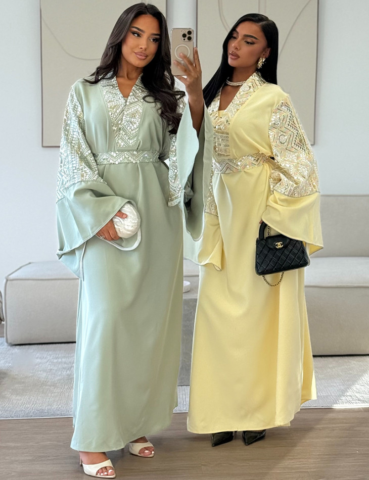 Robe longue style cache-coeur à empiècements brodés