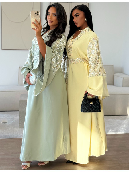 Robe longue style cache-coeur à empiècements brodés